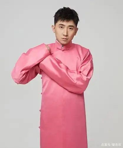 尚九熙何九华粉色大褂