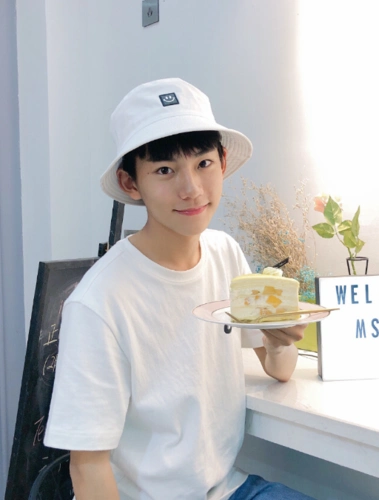 林磊儿大长腿超逆天18岁照片帅哭粉丝难怪女生都喜欢他