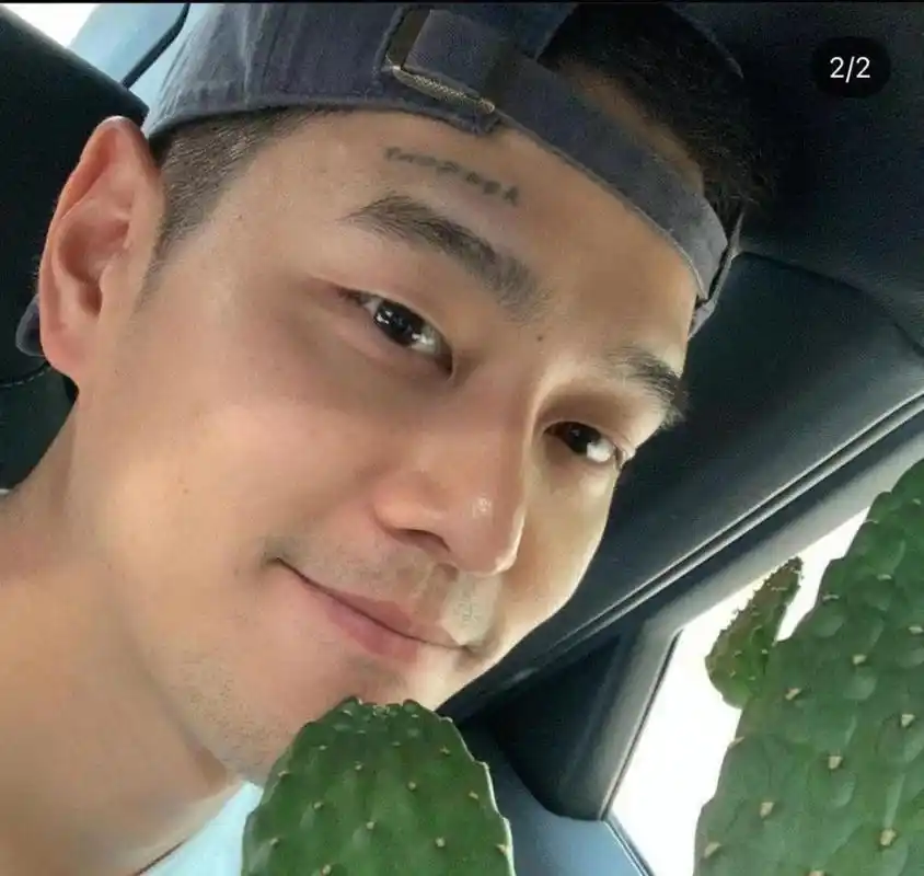 韩星刘亚仁在社交平台晒出和男友的合影并发文祝你生日快乐