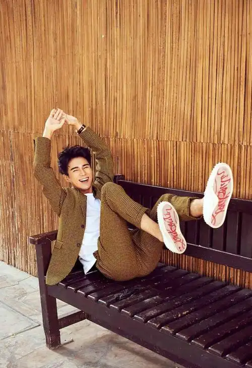 姜潮爆春季写真 酷炫×阳光随意切换