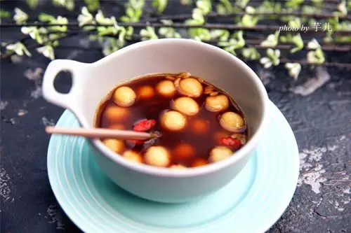 今天就给大家推荐这道暖身"酒酿红糖小汤圆",制作简单,20分钟就能上桌