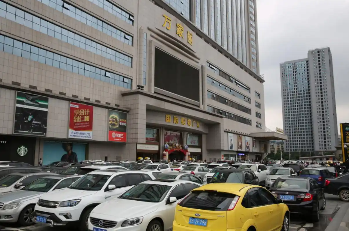 大清早,不少家长和小朋友就守候在了万家丽国际时尚生活购物广场门口