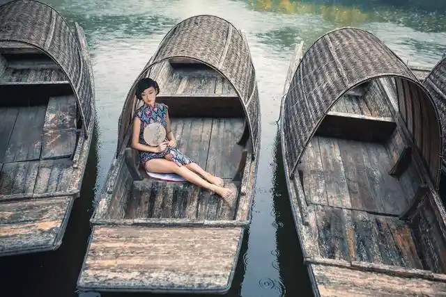 江南水乡乌篷船,旗袍宫扇俏佳人