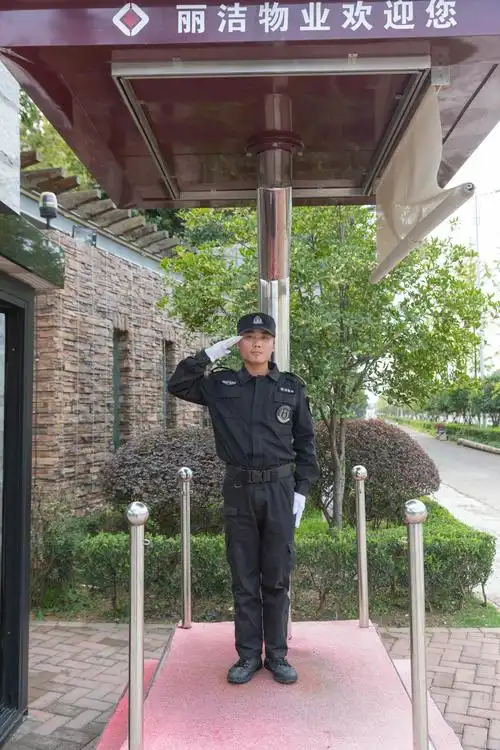 小区主侧门保安值班站岗