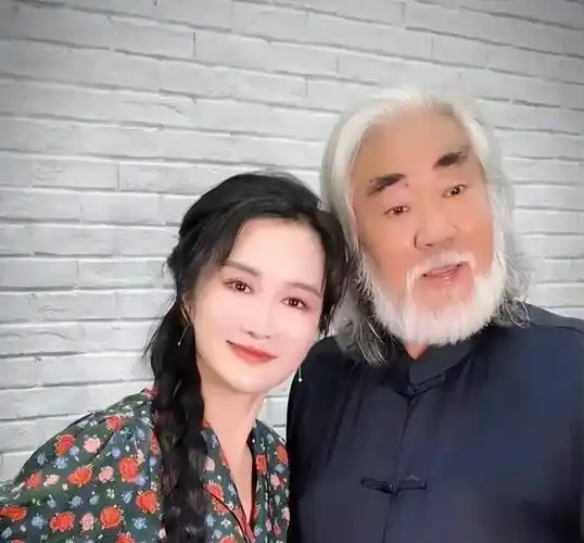 铿锵关注|杜星霖为什么愿意嫁给72岁的张纪中?_年龄_感情_生活