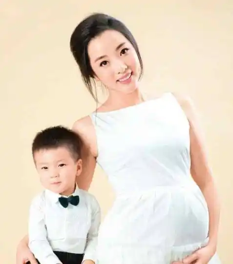 而李思思之前也回答自己的老公年龄很大,但是他的才华很吸引他