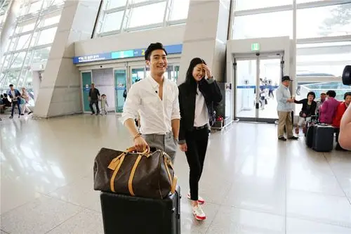 刘雯和彭于晏被逼二选一,崔始源一见钟情的竟是ta