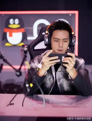 李现直播游戏状态佳,电竞男神韩商言回来了