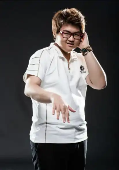 lollpl003姿态断开连接姿态泪洒rng六周年现场宣布退役