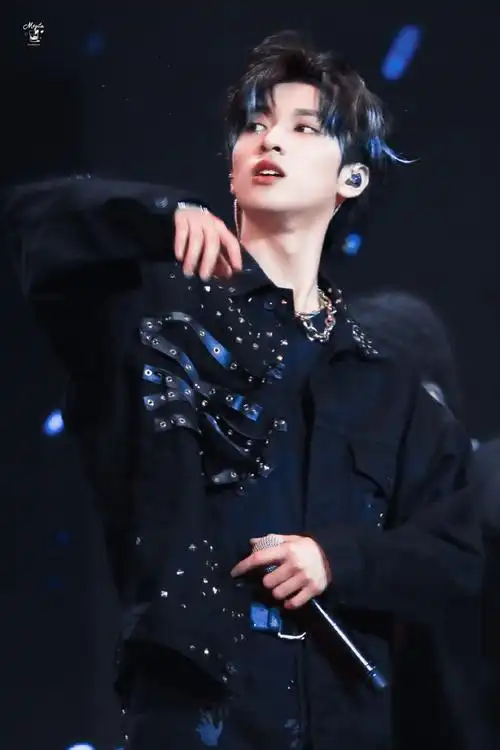 严浩翔挑染蓝发造型