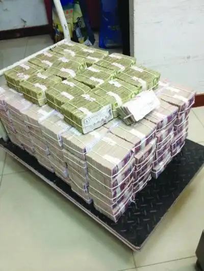 公交公司用零钱付50万元欠款 用卡车装28袋纸币(图)