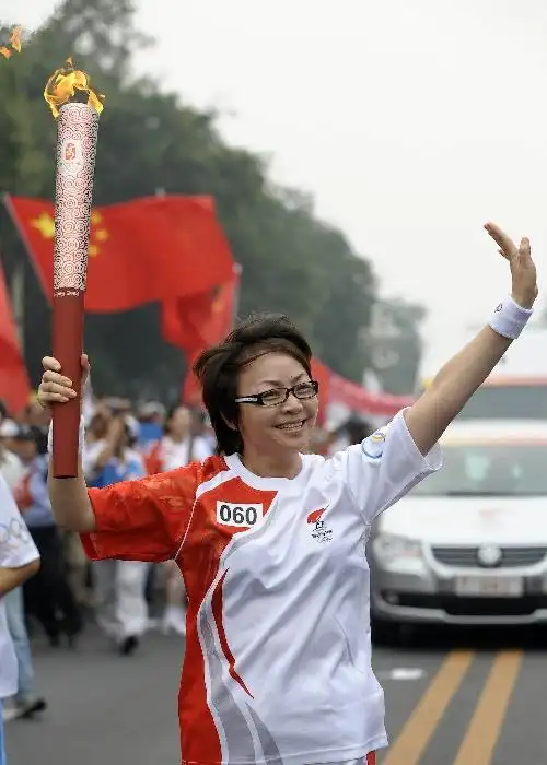 图文:奥运圣火在北京传递 宋丹丹手持火炬传递