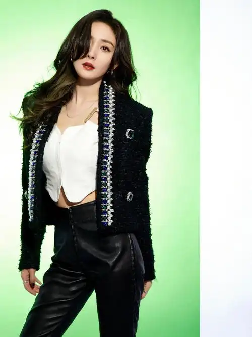 杨幂今日造型大片黑色外套皮裤