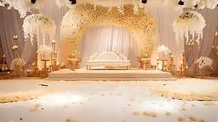 酒店婚礼现场布置鲜花和装饰品现场