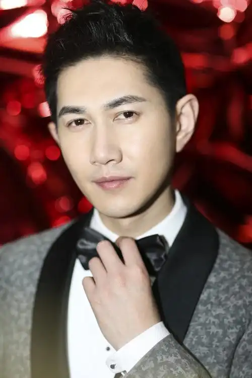 何明翰现身上海《申报》年度盛典 获最受欢迎男演员奖