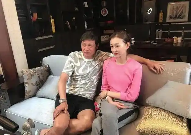 范志毅妻子的活力穿搭:粉色上衣 灰色运动裤,展现女性魅力