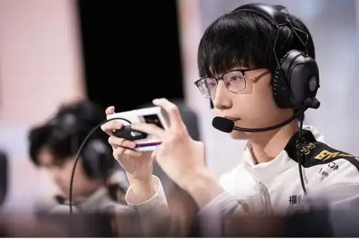 暖阳在2022年王者荣耀世界冠军杯赛场上比赛.受访者供图