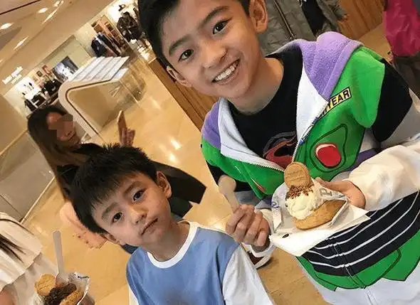 lucas留胡须撞脸周杰伦_谢振轩_孩子_网友