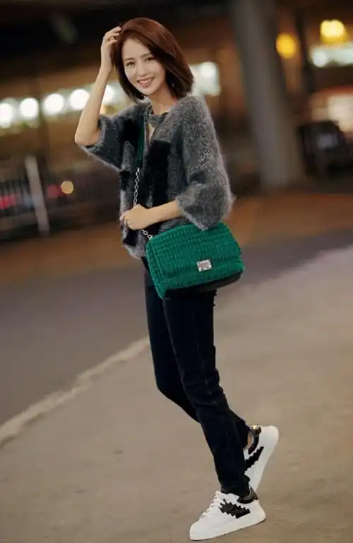 佟丽娅的"球鞋"比aj还牛,鞋上镶了24颗球,一般人穿不了!