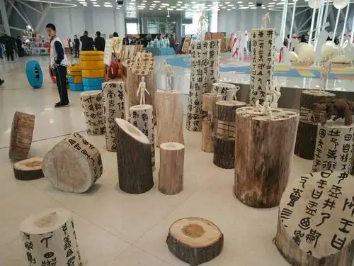 八声甘州(新韵)观小学生装置艺术展有感