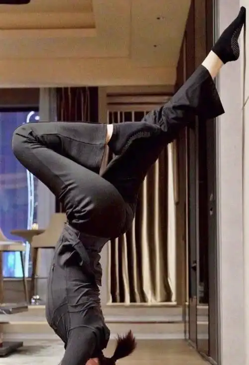 42岁刘涛怕是开挂了晒居家倒立健身照身材比过山车还精彩