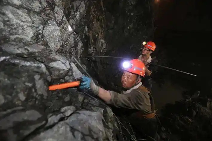 甘肃金昌,镍矿井下工人在采矿中 视觉中国图