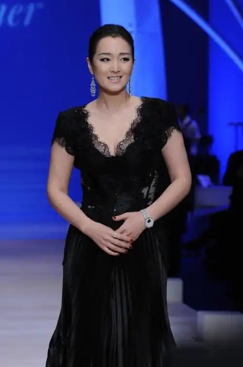 56岁巩俐气场超强,穿透视上衣妩媚但不艳俗,不愧是"巩皇"|记者|蕾丝裙