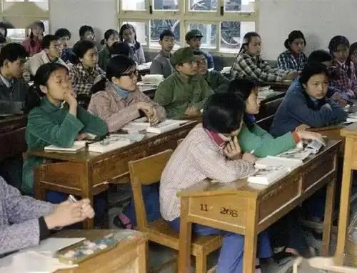 这里近似旧社会的私塾,不同的是学杂费便宜,老师不打我们的手掌心