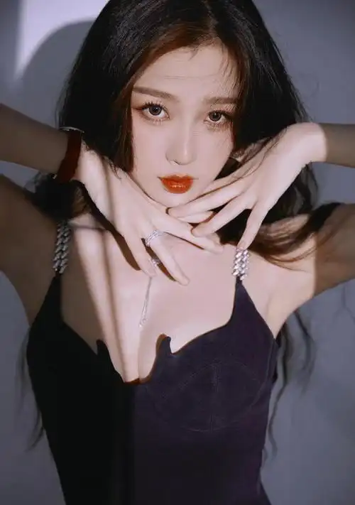 虞书欣穿黑色吊带裙大秀火辣性感好身材风情万种又美艳动人