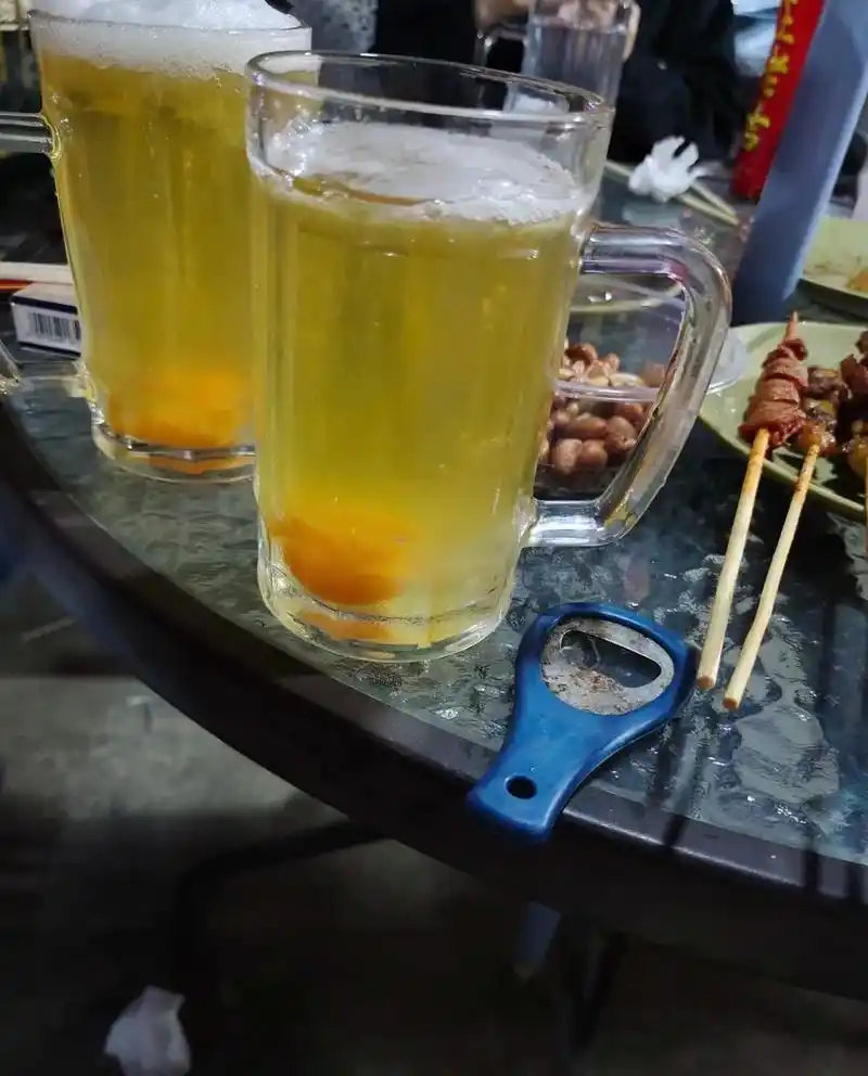 夏天的快乐来自烧烤啤酒 ,又到了用扎杯喝啤酒季节. - 抖音
