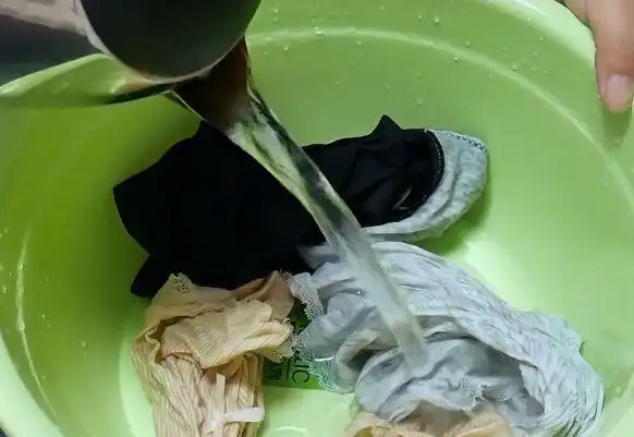 每天人体会私处会分泌液体,再加上尿液和大便残留,内裤会