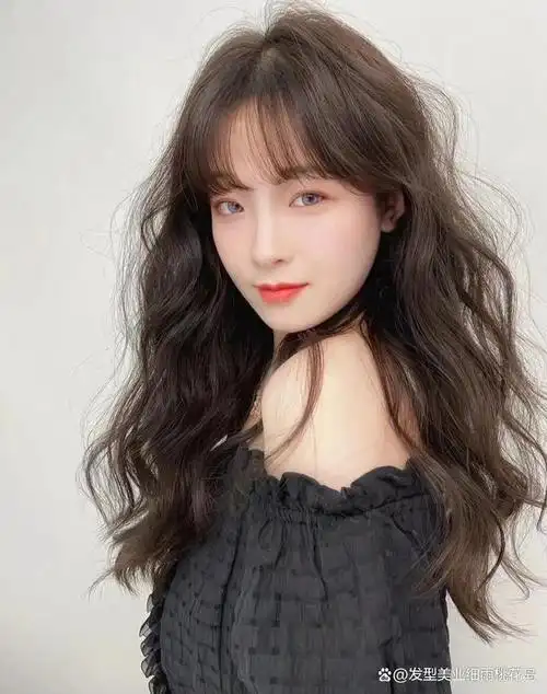 可以搭配空气刘海减龄修饰脸型,也可以搭配烫卷的八字刘海俏皮有气
