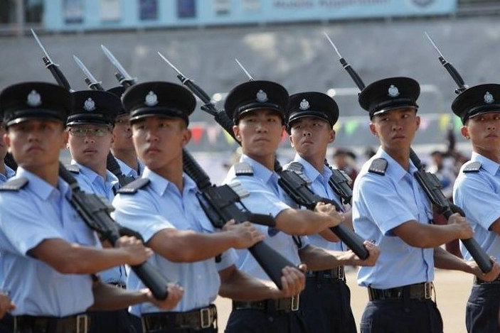 香港地区的警察队伍,大街上的巡警,什么时候开始配枪?