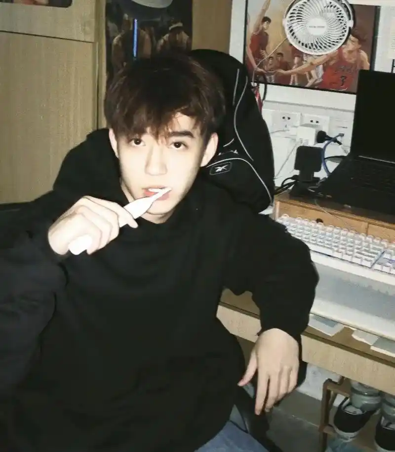 是不是女生都喜欢这种.#帅哥 #颜值 #氛围感 #感觉至上 - 抖音