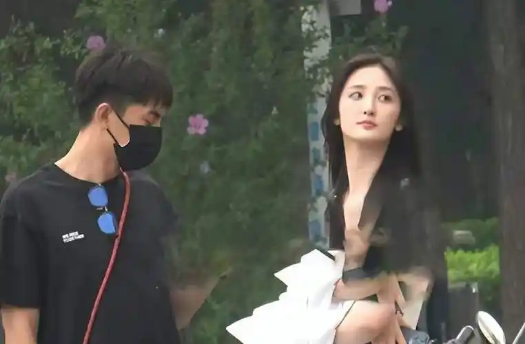 原创林更新携小11岁校花女友出游途经服务区吃泡面为避嫌分开走