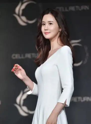 35岁李多海现身,穿简约小白裙搭微卷长发,气质优雅女神范!