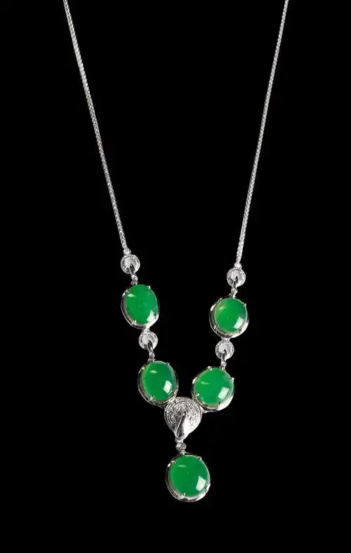 翡翠蛋面配钻石项链