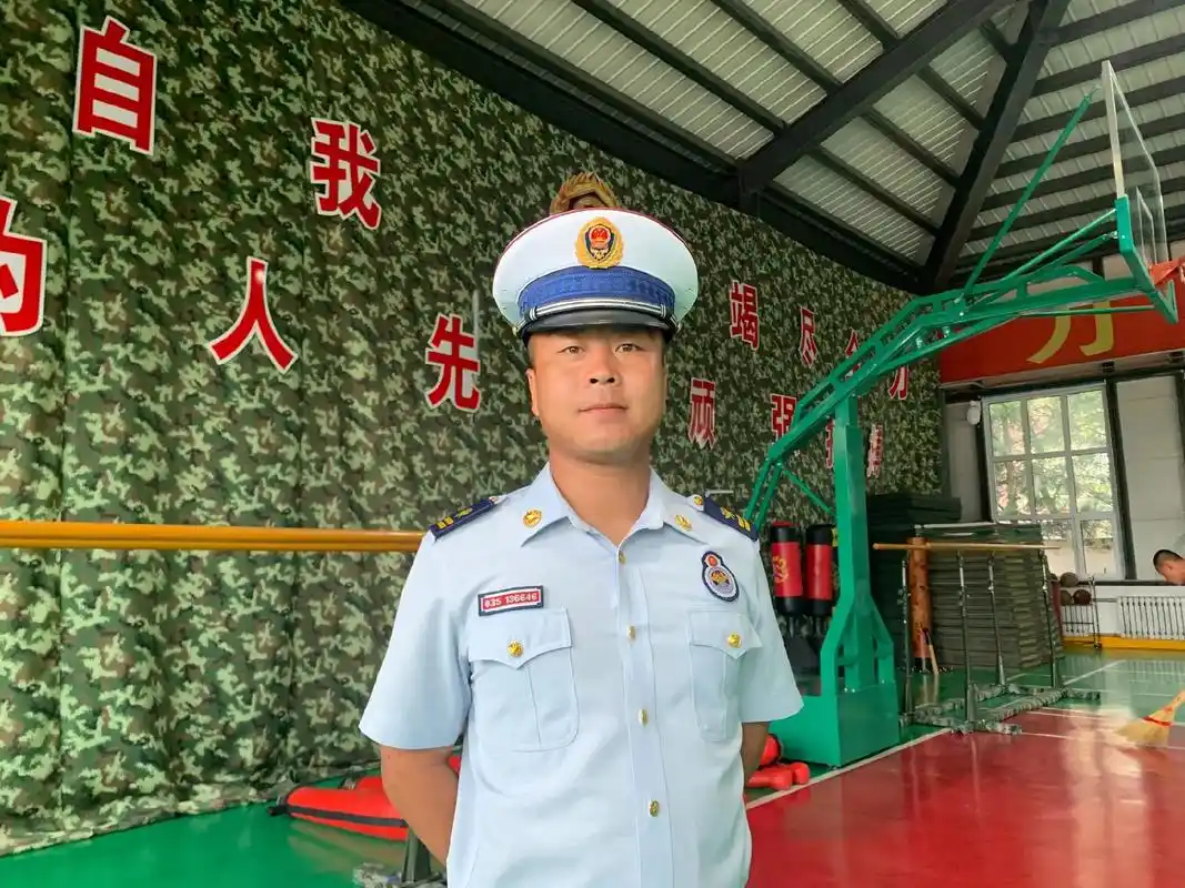 从一个森林武警转到森林消防的我,在部队保护森林绿色资源.