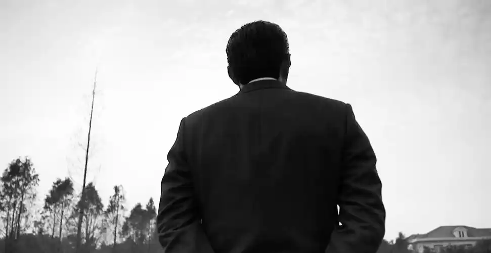 心宽似海两肩如铁靳哥哥的背影好有安全感