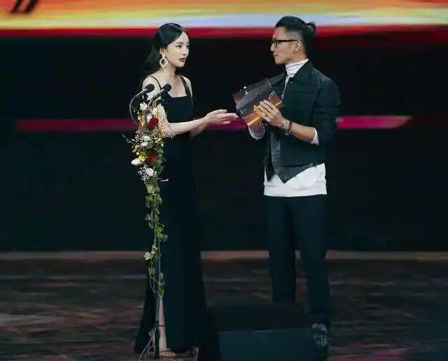 杨幂与谢霆锋同台,说话间难掩笑意,害羞地低下头,玛丽苏偶像剧