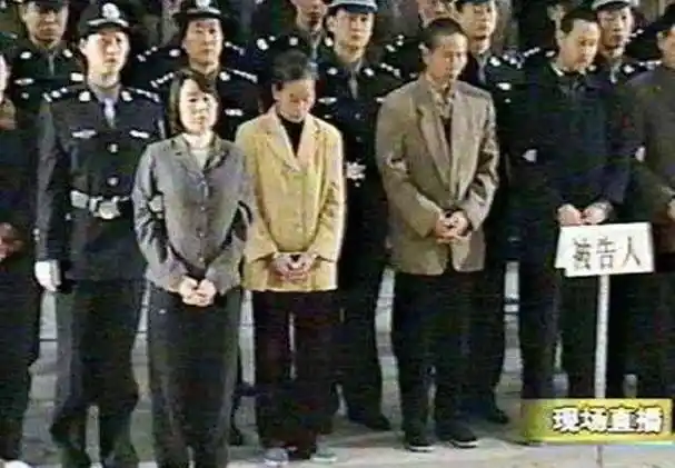 湖南第一悍匪张君靠抢劫为生,立帅气多金人设,哄骗女子为他卖命