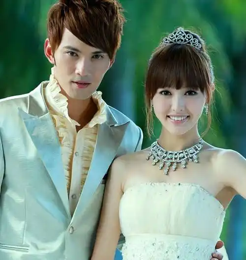 2011年,在热播剧《夏家三千金》中,徐正溪饰演的严立恒,与与唐嫣,戚薇