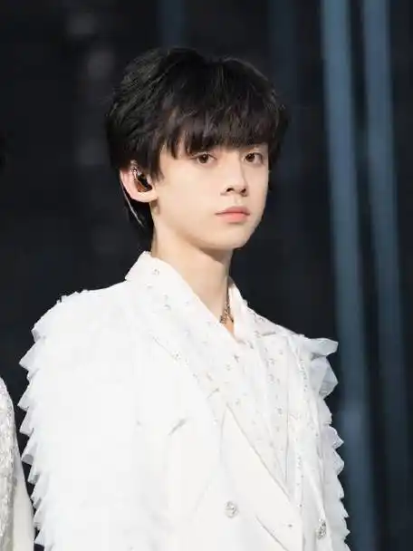 苏新皓左航专访看完采访预告后看看左航音乐会hello舞台直拍送花花