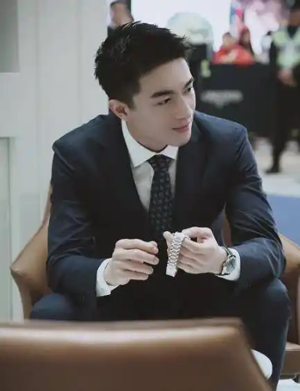 31岁林更新近照,换发型帅到不敢认,就连男人看到都会痴迷!