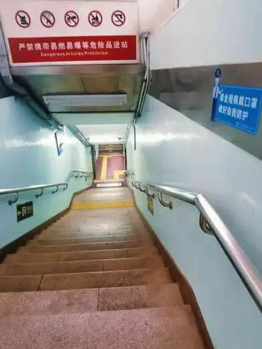 长椿街地铁站-"长椿街地铁站 小的时候就经常来长椿街坐.