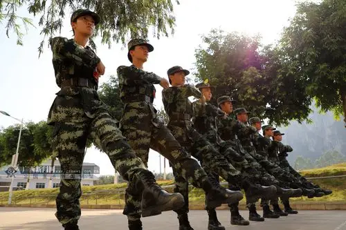 高清:军营"女汉子" 探秘武警新兵中的"铿锵玫瑰"