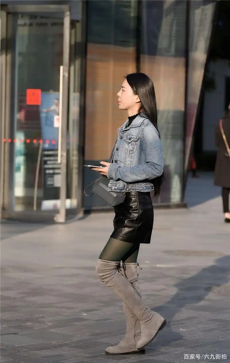 深秋时节选择过膝长靴,要怎么搭配才更精致一些?