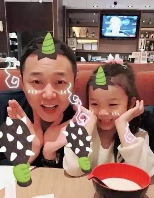 刘怡潼是跟着父亲长大的,之后刘奕君又新娶了一位,并且生下了一个女儿