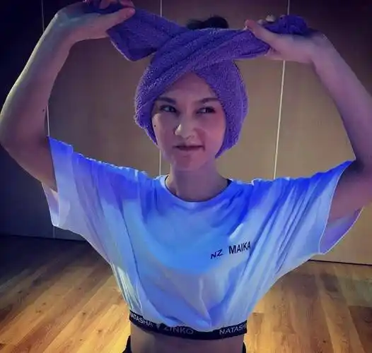 杨丞琳晒照,鞋子看着好不合脚,像是偷穿李荣浩的_画展_因为_造型