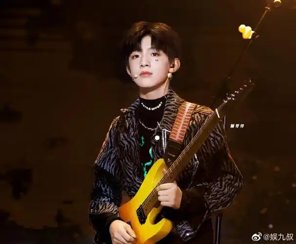 他是真可爱还帅,已经盯照片好久了,白看不厌#tf家族三代的小年祝福